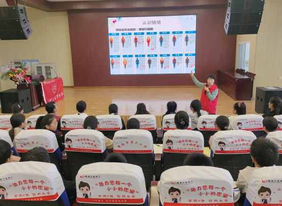 舞钢市：心理关爱入校园　呵护身心助成长